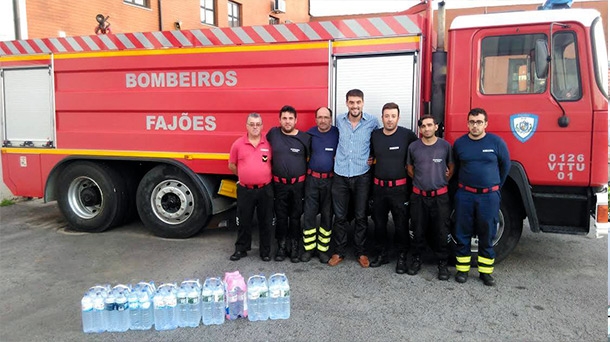 Recolha de garrafas de água para bombeiros